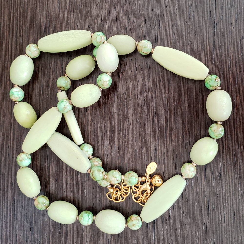 NWOT VTG signature Joan Rivers Necklace, green beads, gold tone chain